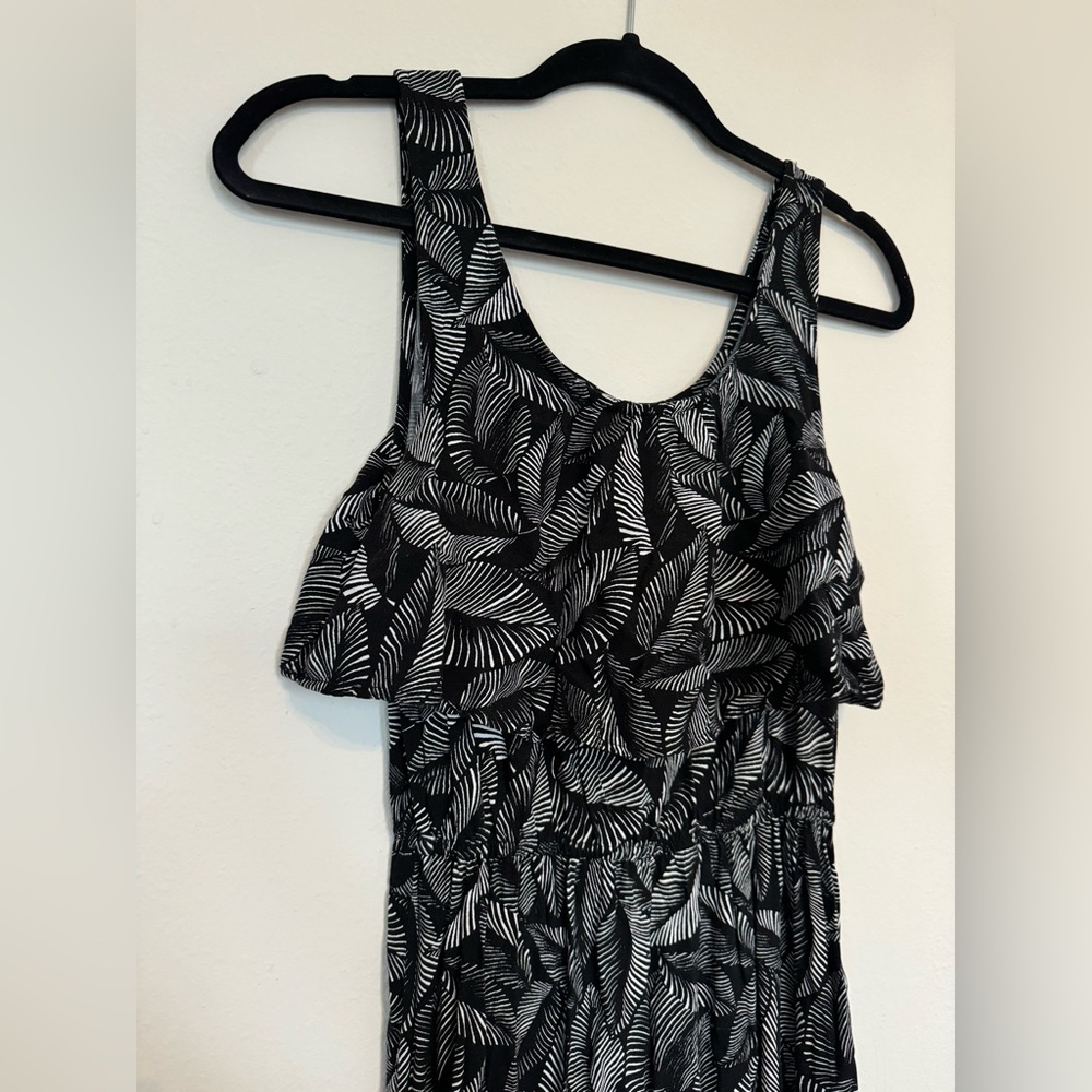 Maxi black and white leaf pattern dress